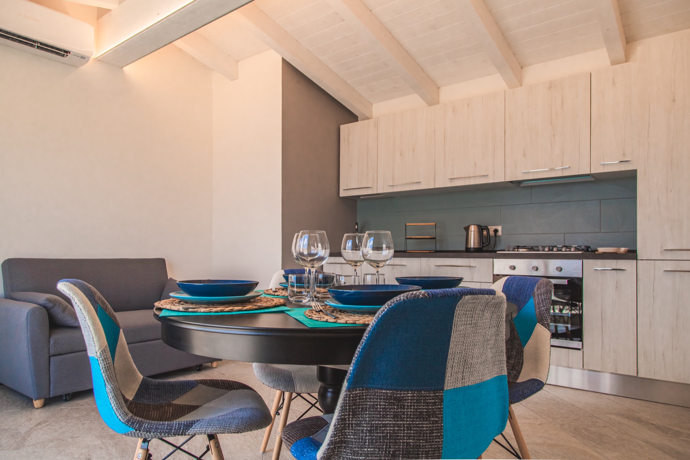 Zona giorno della Suite Deluxe con tavola apparecchiata e cucina
